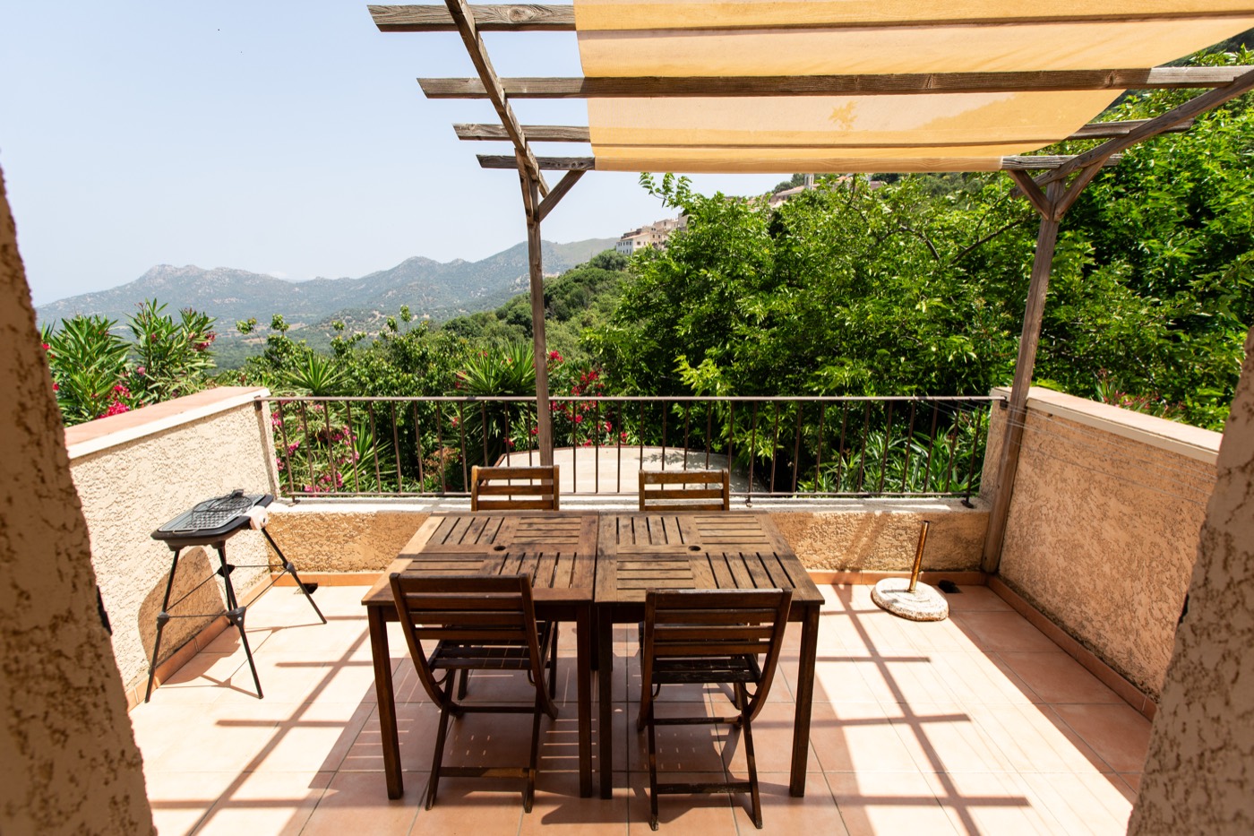 Terrasse d'un gîte 2 épis à l'étage avec vue dégagée sur les collines